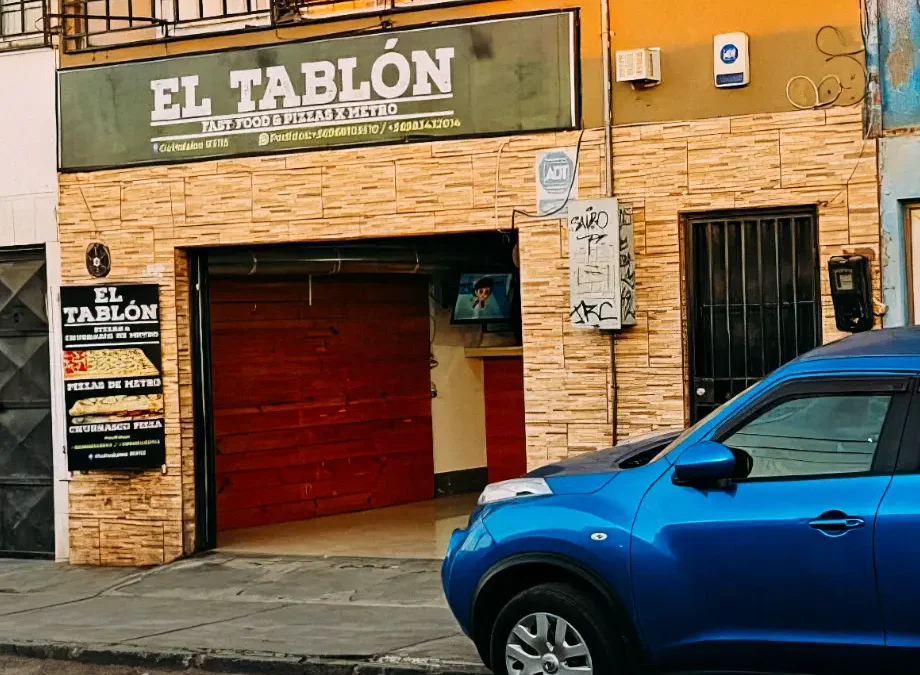 Casa con local comercial y 4 mini departamentos