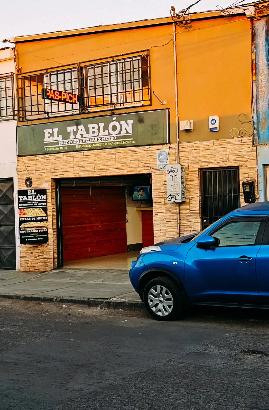 Casa con local comercial y 4 mini departamentos