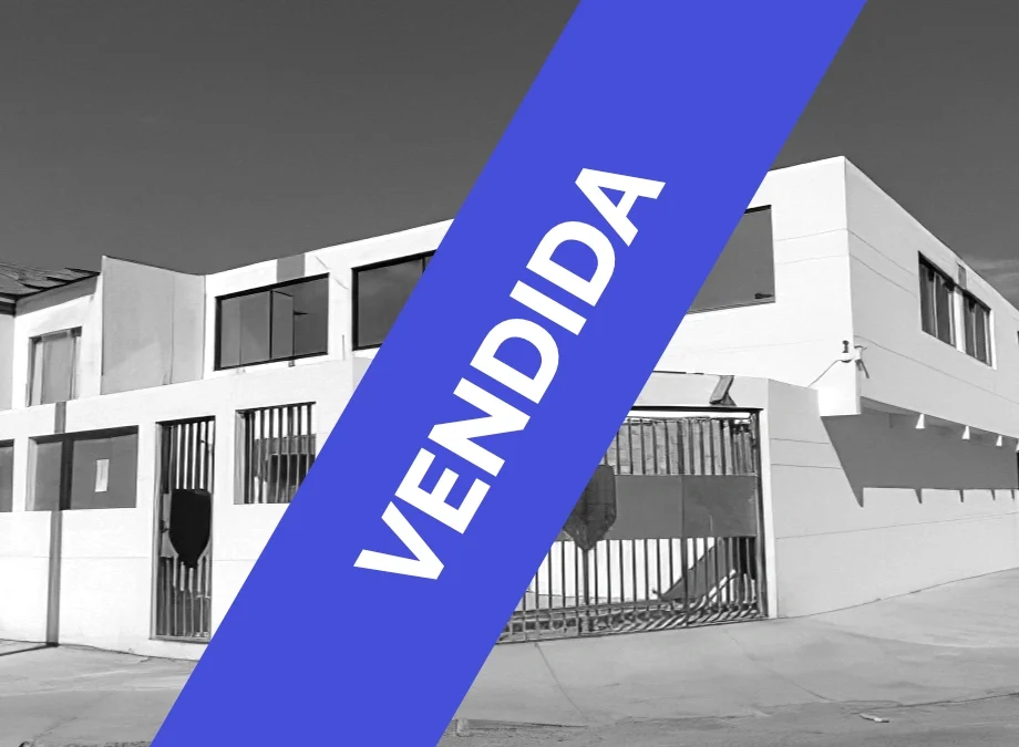 Casa esquina sólida al 100%.  Sector Autoconstrucción. 4 habitaciones y 4 baños.