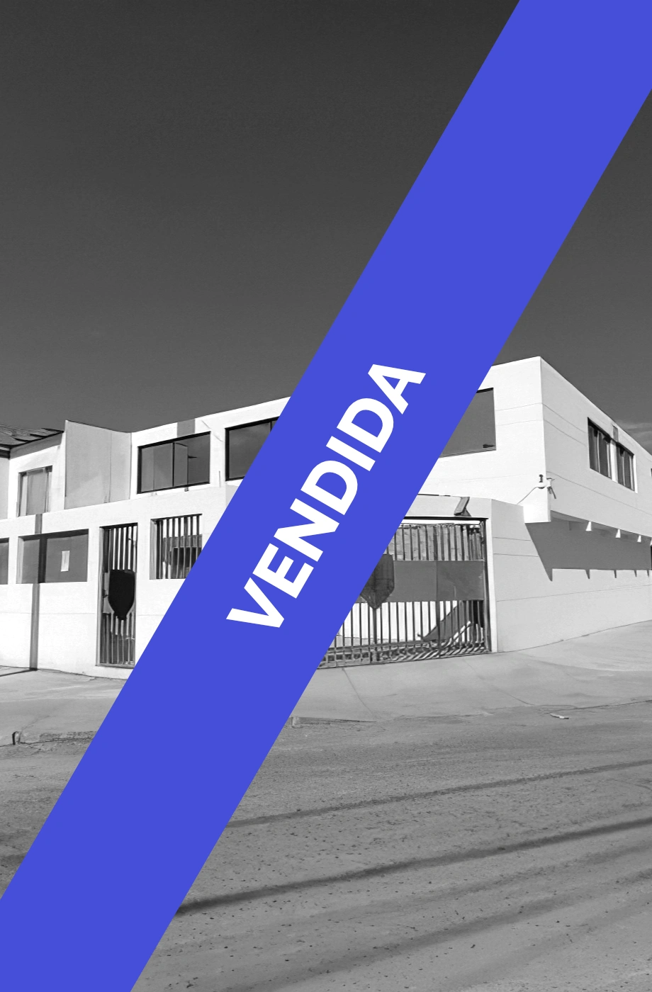 Casa esquina sólida al 100%.  Sector Autoconstrucción. 4 habitaciones y 4 baños.